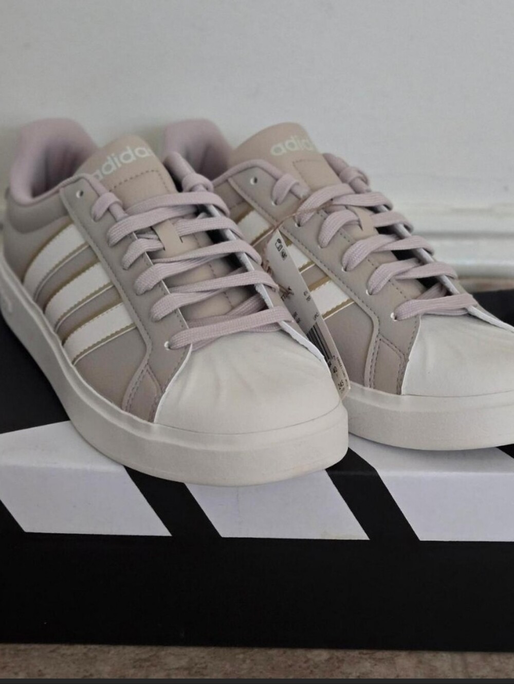 NEW Adidas Women’s Low-Top Lace-Up Sneakers in Light Beige and White&gold